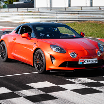 Alpine orange sur circuit